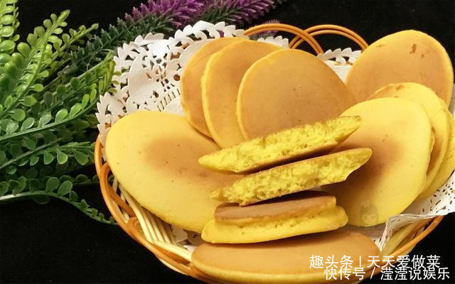 孩子们|两个鸡蛋，一杯玉米粉，教你做香甜松软玉米饼，孩子们抢着吃