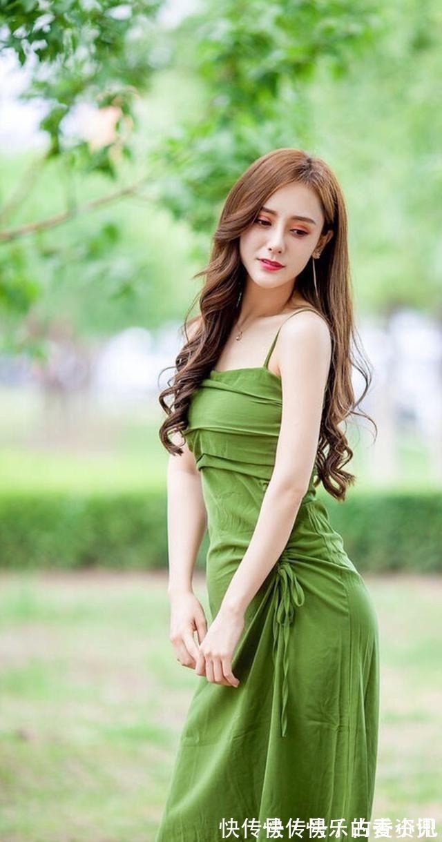 吊带连衣裙 绿色吊带连衣裙,尽显时髦和优雅,很是减龄