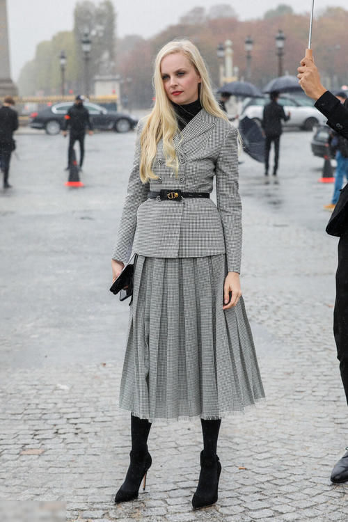 百褶裙怎么搭配才好看？配毛衣优雅，配卫衣帅气，都好潮