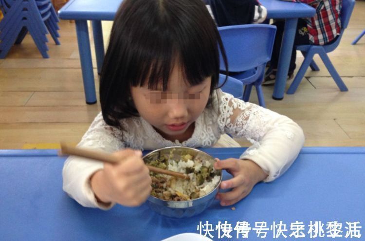 家长|娃何时学会用筷子不算晚?“用筷”过程有讲究,2岁不是最佳时机