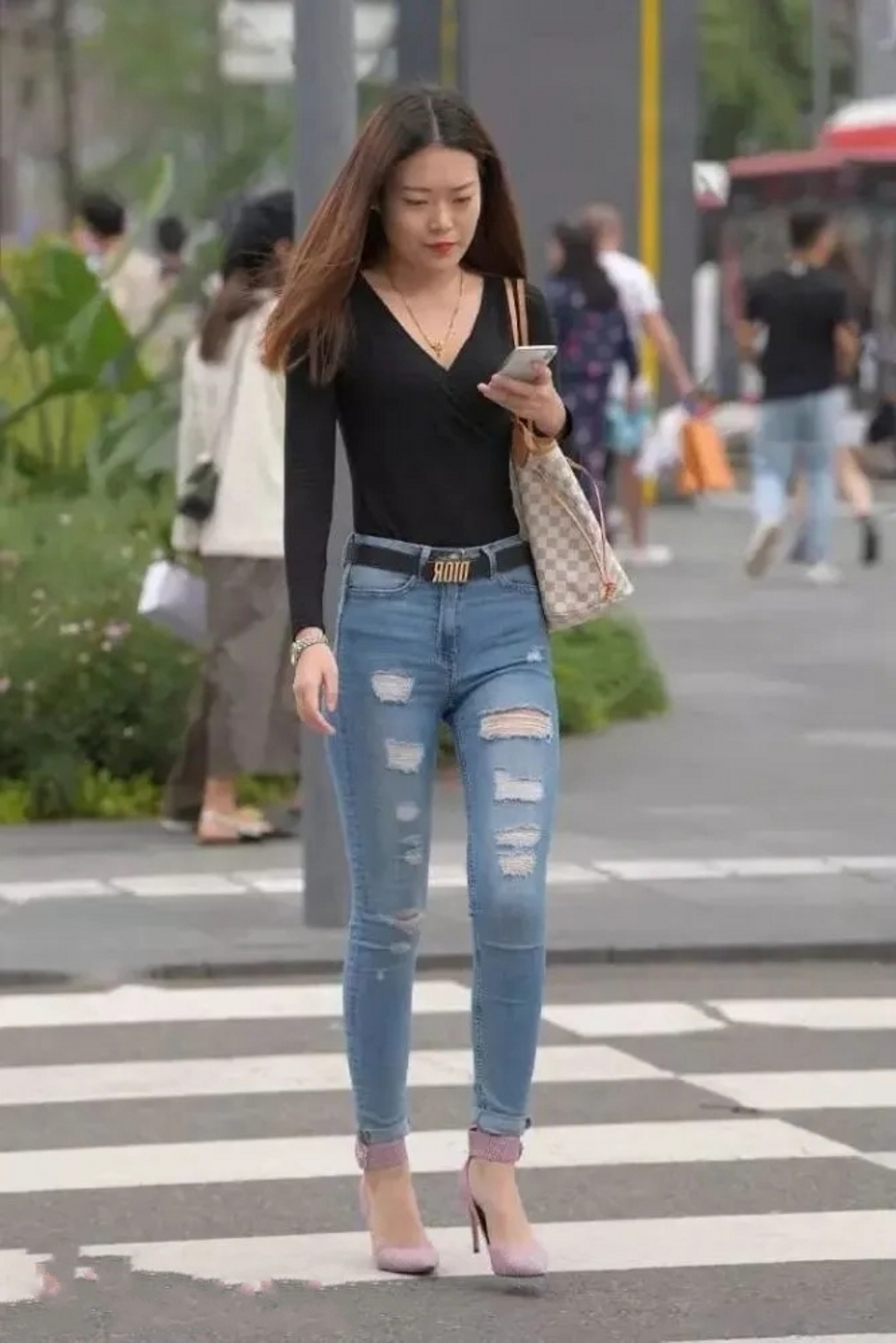 街拍,美女黑色连体裤潇洒帅气,很显街头的气质感