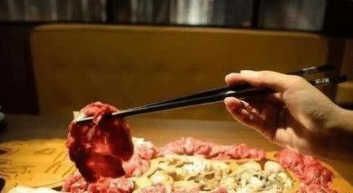 老同学见面请吃饭,吃了“一整头牛”,结账时傻眼了没算错吗