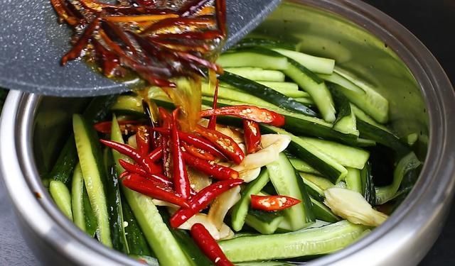 黄瓜新吃法，过年必备下酒小菜，又香又脆超简单，客人吃过都夸赞