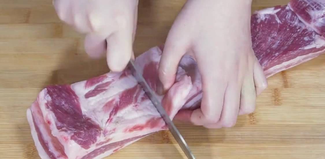 把3斤五花肉扔进电饭煲,不加水,不加油,比红烧肉香