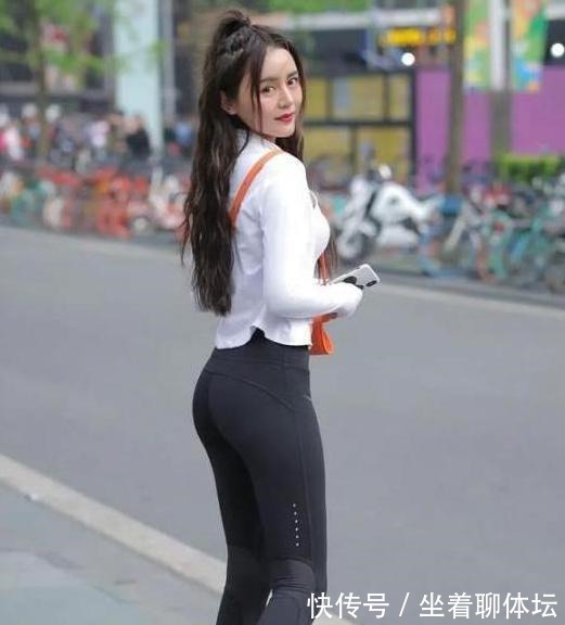 穿搭|打底裤自带的光泽感，彰显出一股自由随性的理念！