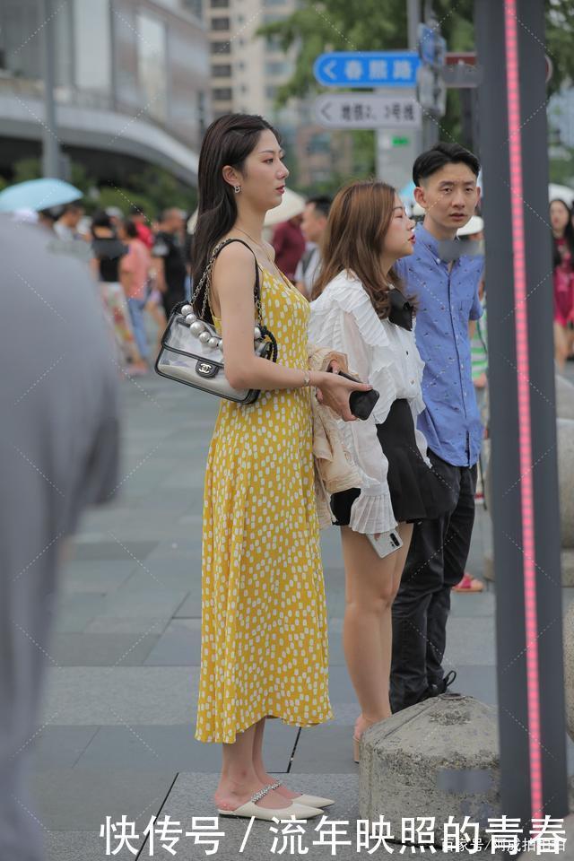 浅色连衣裙,鲜艳明亮,俏皮活泼