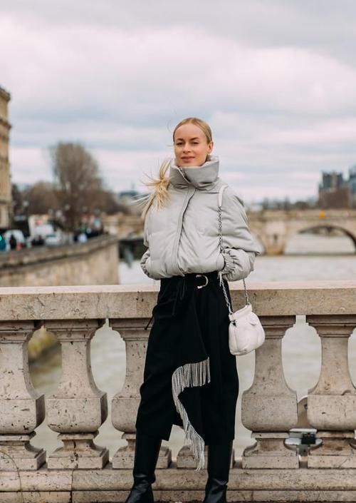 毛呢大衣已经过时了，冬天穿这种服装才好看，遮肉显瘦还保暖