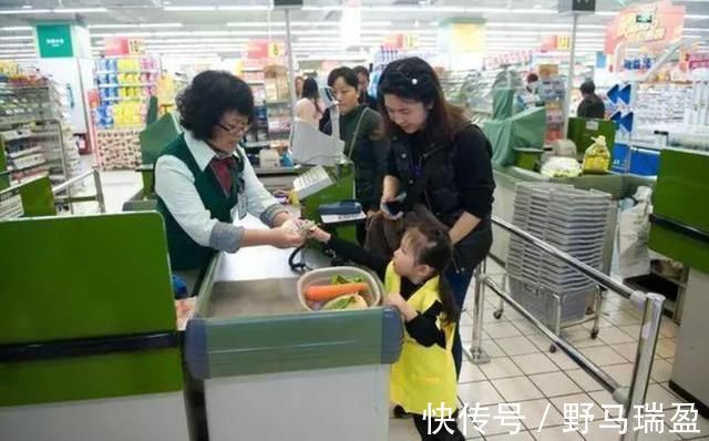超市|一袋糖要50元？妈妈带儿子怒砸超市，店长：看监控吧