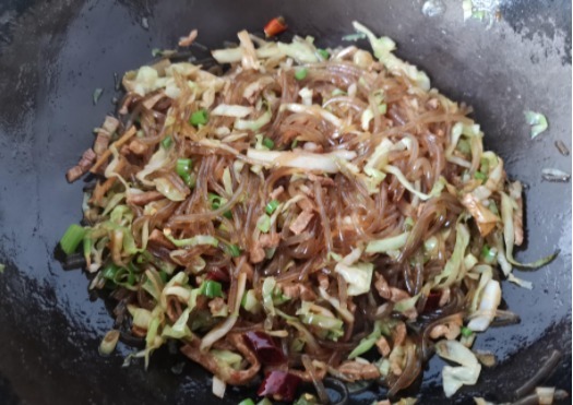 这菜味道实在香，连吃两顿都不腻，一上桌三下两下被抢光！