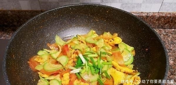 春末遇到此菜别手软,堪称植物“美白丸”,常吃晒黑的皮肤也白了