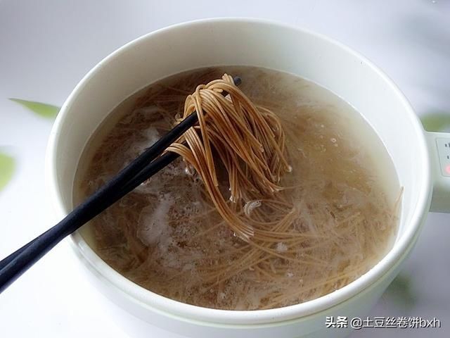 眯眯眼|晚餐的一碗面火了,酸爽开胃吃不胖,香到眯眯眼,网友:明天安排