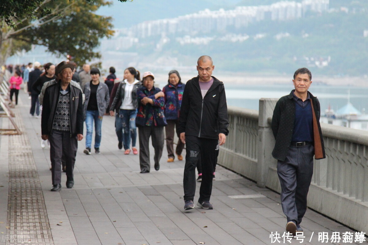散步是最便宜的健康方法,老人散步要谨记4点