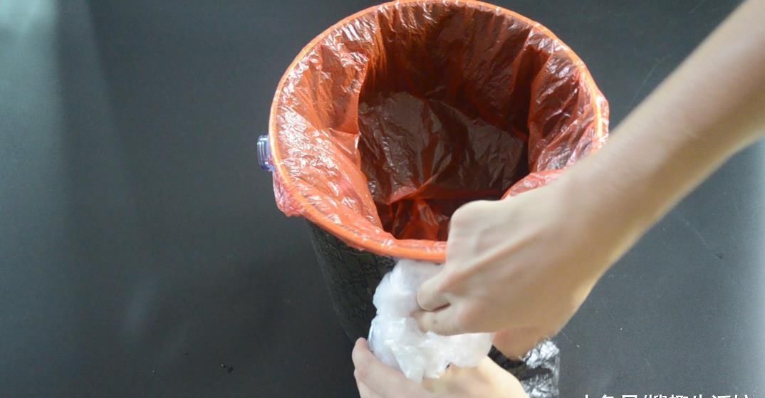 妙用|垃圾桶上粘一个塑料瓶, 一年还能帮家里省不少钱, 可惜知道的人不多