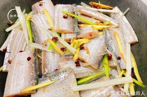 金黄|炸带鱼时,直接炸是大忌!老渔民教您一妙招,带鱼金黄酥脆还不腥