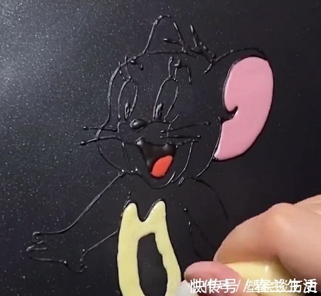 轮廓$美术生摊煎饼作画,开始轮廓已经很惊艳了,结果还舍得吃吗