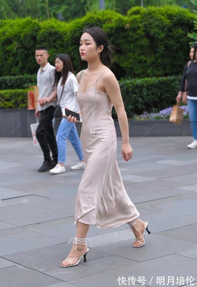 靓妹|珍珠白裹身裙轻松美的出众，靓妹用耳机线做成裹脚鞋可真有一套