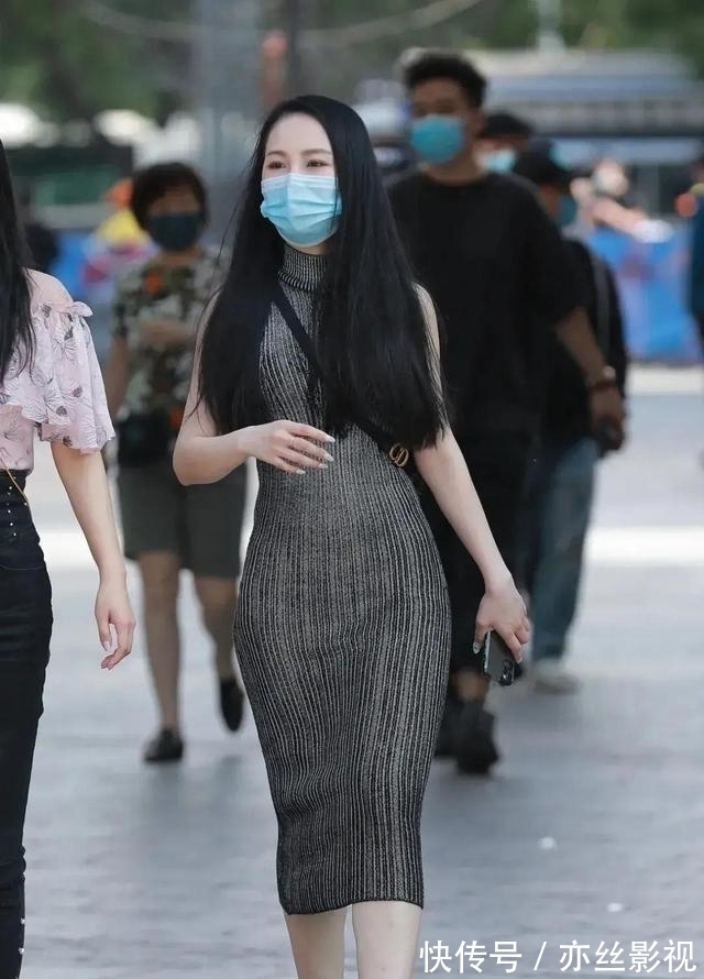 身材高挑|别具一格的短裤美女,展现现代女性的都市感