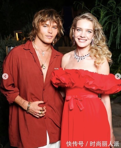 水果娜 LV太子妃才是扮嫩天花板!穿荷叶领红裙秀香肩,不像五个孩子的妈