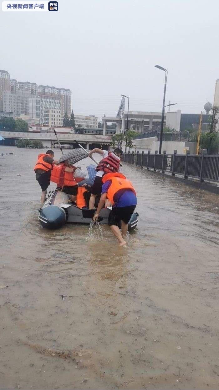 营救|暴雨突袭信阳 消防救援人员紧急营救被困群众84人