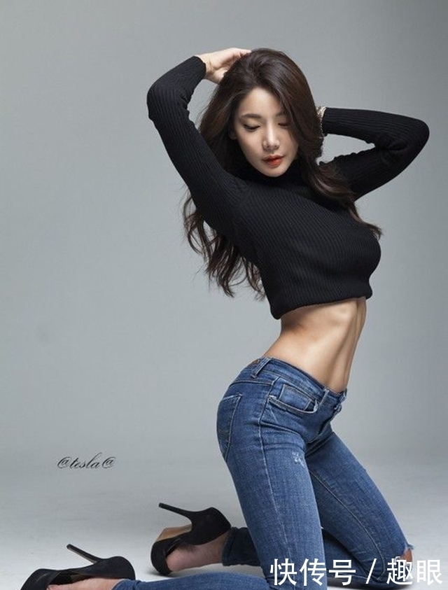 牛仔裤模特，揪起白色的衣服，秀出平滑的肚皮！