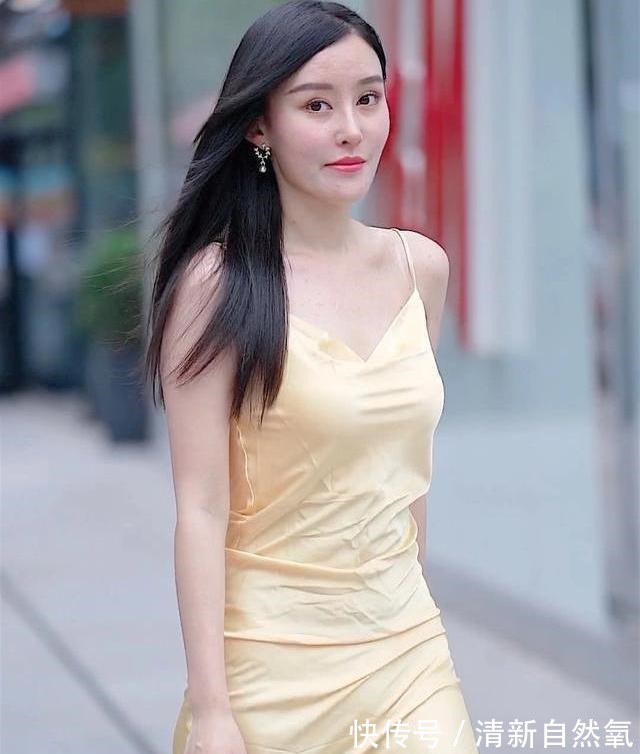 真丝 姐姐穿了一件真丝吊带裙，显示出成熟智慧的魅力！