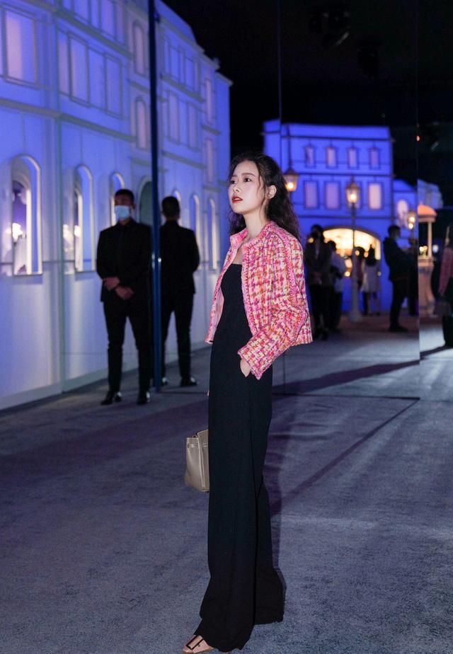 真正洋气的女人从不乱穿，这些小香风外套的神仙搭法，高贵精致