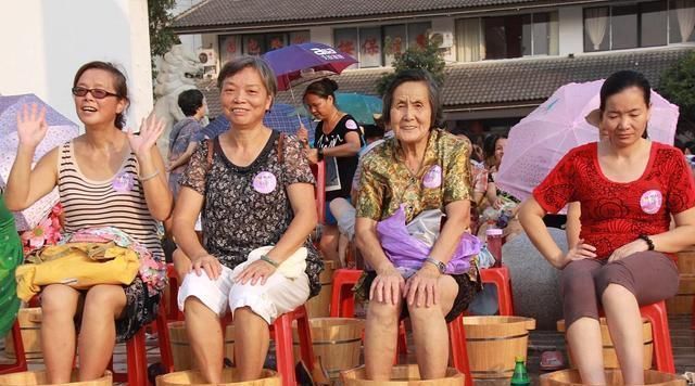 藏红花|女人来姨妈时,谨记“2洗、3不洗”,排出污血,子宫或慢慢变干净