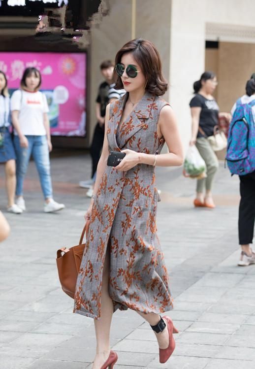 美女|美女灰色上衣搭配黑色纱裙,身材高挑,气质十足