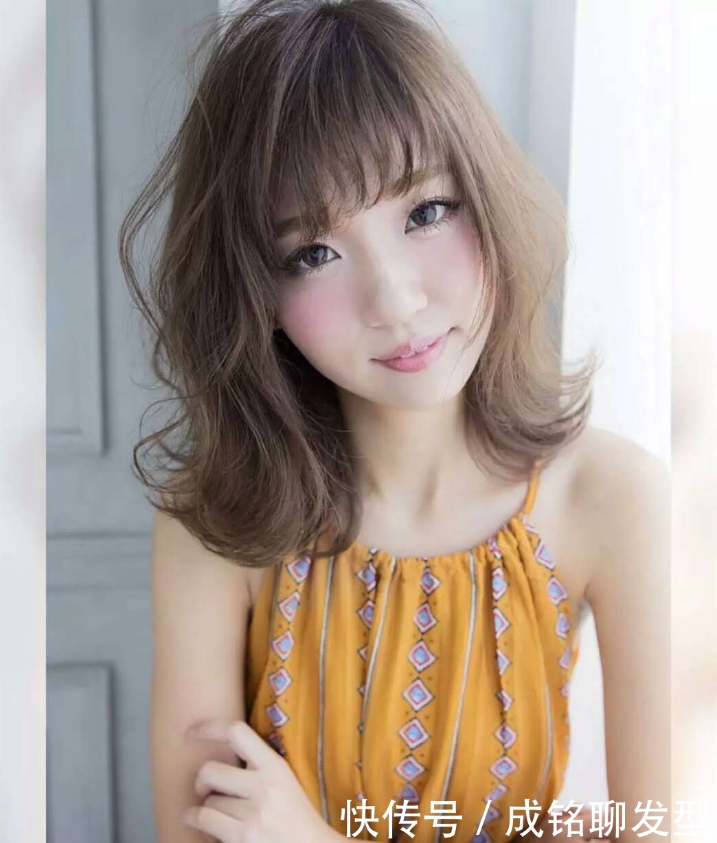 10款适合圆脸的中卷发,软弹柔卷时尚减龄,空气刘海显小又瘦脸