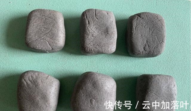年糕|自制黑芝麻核桃芝士年糕，能拉丝又清甜，关键是一点也不腻！