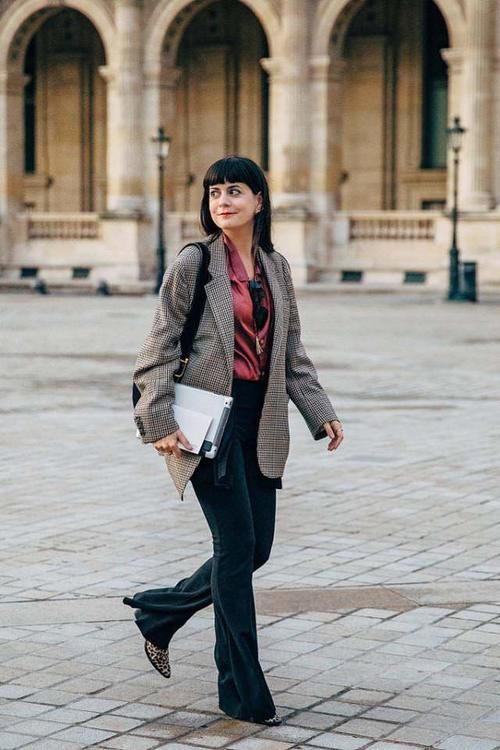 进入50岁的女人，少穿紧身裤，多选这几款下装，实用百搭