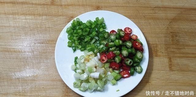 西红柿别再只是炒鸡蛋，和它一起做，开胃下饭，孩子点名要吃的菜