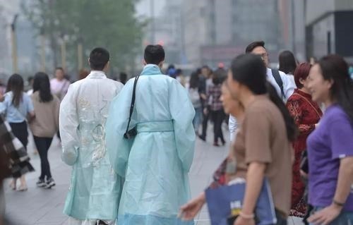 可可@汉服娘到小摊上买东西,老板“衣服很好看,就是长得不好看!”