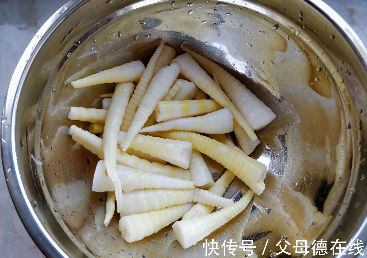 火腿切薄片搭配脆嫩的笋，味道太鲜美了，一口吃出幸福感