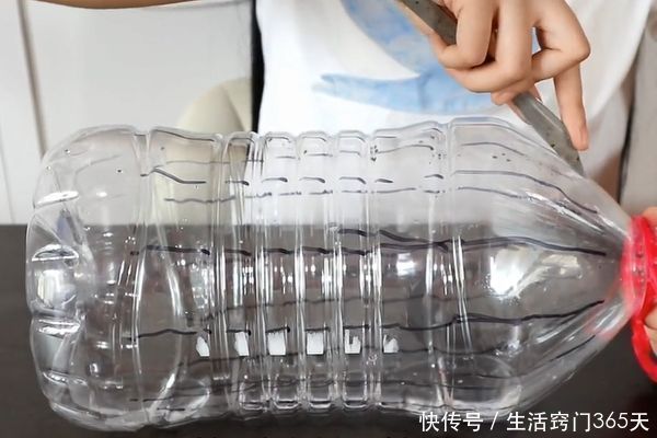塑料瓶|大号塑料瓶不要扔,切几刀挂在阳台上,解决了家家户户的大烦恼!