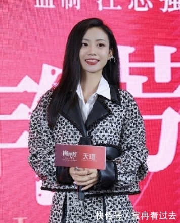 太尴尬！好声音冠军伍珂玥展示自己收藏的梅艳芳CD，居然都是盗版