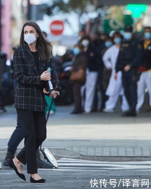 48岁西班牙王后格子外套配烟管裤亮相，穿平底鞋也挺拔，白发显眼