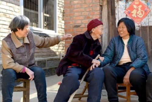 老了想活得有尊严，3种东西别交给子女，是对自己的人生负责