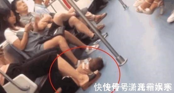 家长|地铁上,妈妈坐着玩手机却让孩子躺地上,宝妈解释后获乘客们称赞