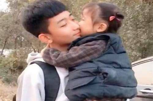 二胎政策|哥哥比妹妹大15岁,每次哥哥要出门都是这场景,妈妈被暖哭