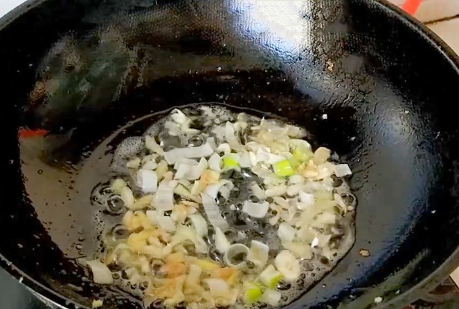 豆腐最美味的吃法,外酥里嫩吸满汤汁,是一道不错的下饭菜