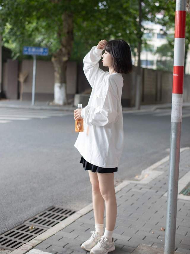 早秋|还在上学的女生可以这样穿,白色卫衣搭配百褶裙,款式百搭又休闲