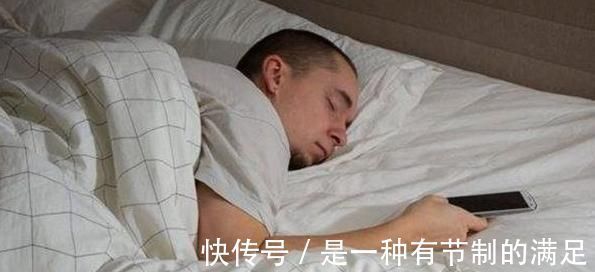 坏处|喜欢在睡觉前“玩手机”的人,一个月后,3个坏处会不请自来!