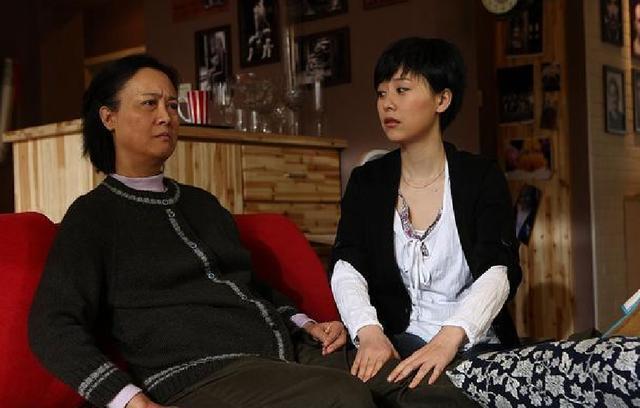 产房|产妇半夜生二胎,产房外只有大女儿一人等候,孩子的话让护士落泪