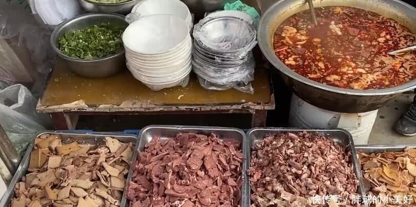 早餐店做重口味汤,15元一碗有饼有荤菜,食客们骑电三轮赶来品尝