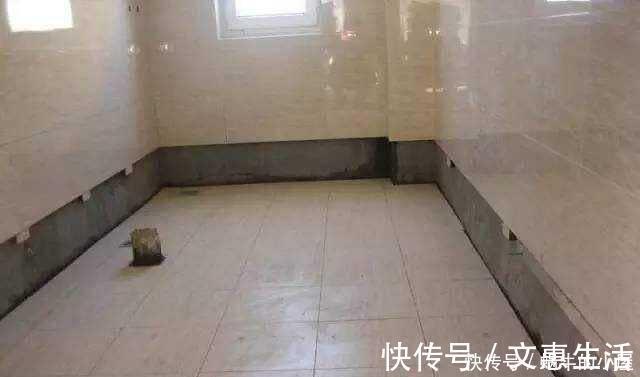 卫生间|看邻居家卫生间的装修，头次见贴瓷砖留空一排，后悔我家装太早了