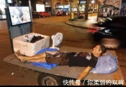 |搞笑GIF:三个可爱姑娘,这烟吹的好给满分!