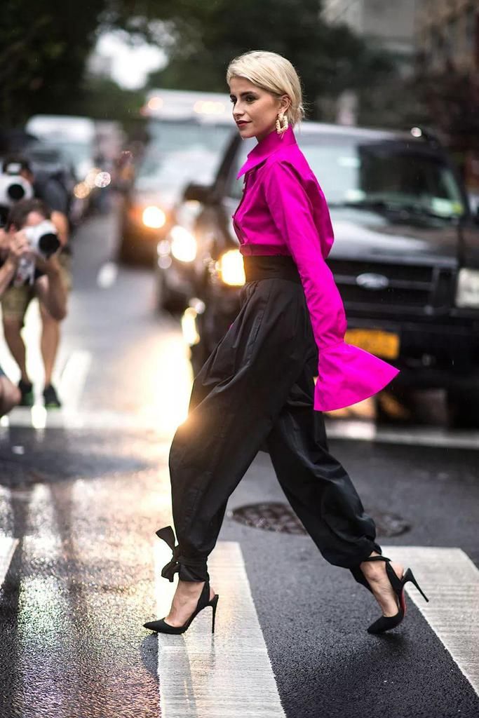  纸袋裤|别老穿阔腿裤了，今年秋冬这4条裤子最流行！