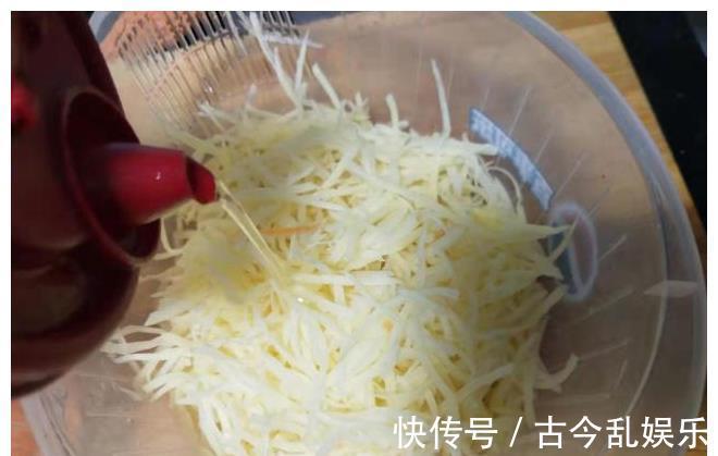 制作过程|咸香绵软蒸土豆丝，很多人都做不好，原来一开始方法就错了