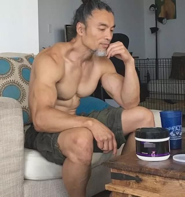 杠铃片|50岁大叔练习1万次引体向上后,背部成了这样